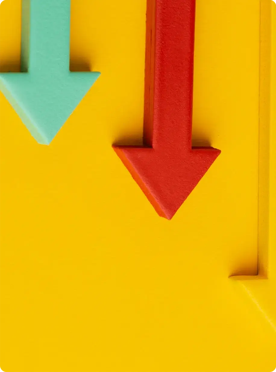 Two arrows pointing down on a yellow ground